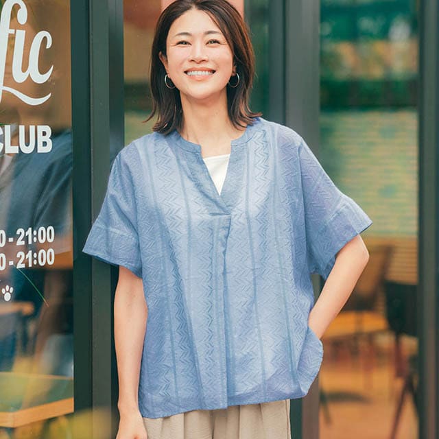 ドビー織の表情が素敵な抜け感のあるスキッパーブラウス