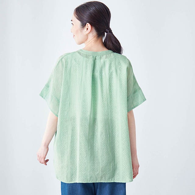 後ろはタック仕様で風が通るゆったりシルエット