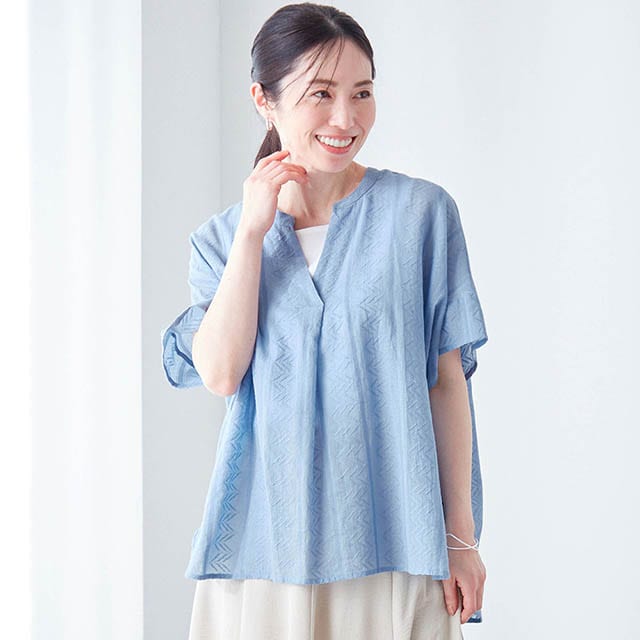 スキッパー襟が首元をシャープに見せ、涼しさとすっきり見えを叶える