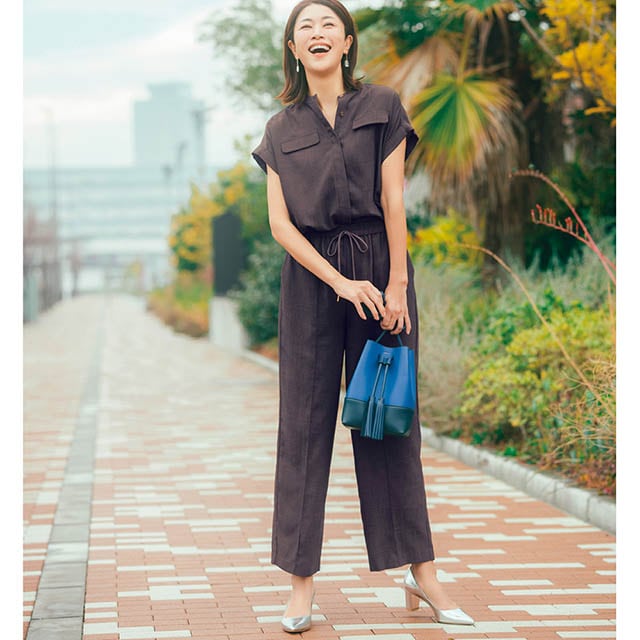 カジュアルすぎないリラックス感のある麻調素材のパンツ