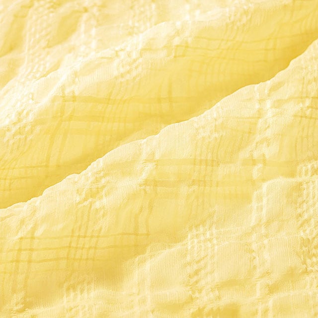 チェックの織り柄が着こなしに華やかな表情をプラス