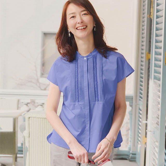 胸元の華やかなデザインとスタンドカラーで上品に魅せる、着映えブラウス