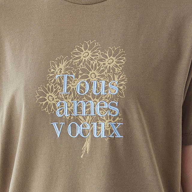 カジュアルになりすぎない、刺繍とプリントを組み合わせた大人っぽいデザイン
