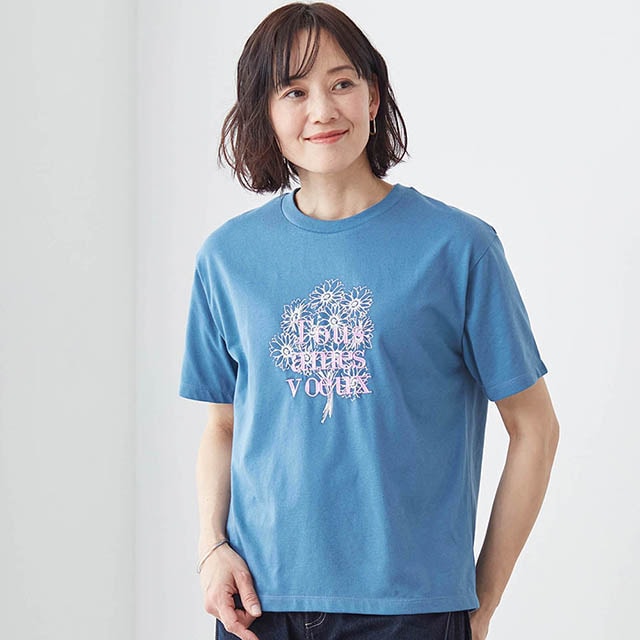 花プリントとロゴ刺繍が際立つ大人のほの甘Tシャツ