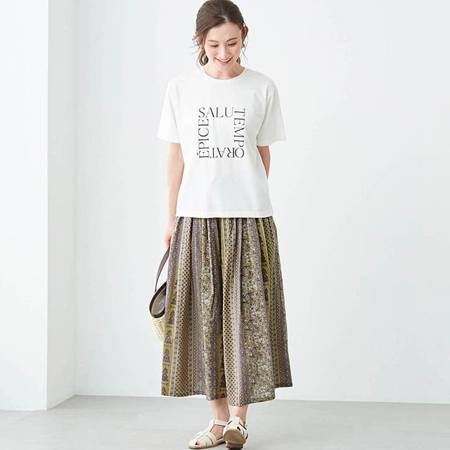 シンプルなTシャツ合わせでも着映えるインド綿らしいプリントが夏にピッタリ