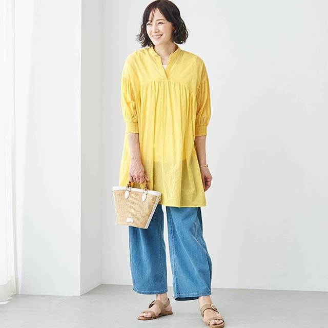 前後の身頃にたっぷりのギャザーをあしらうことで、体型をカバーしながら華やかな印象に