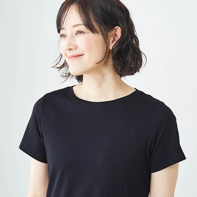 デコルテを美しく見せるボートネックのトップス