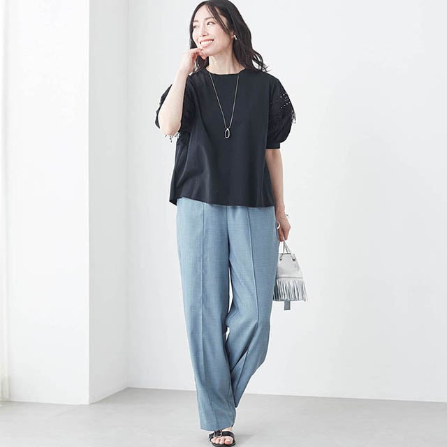 シンプルなカットソーながら華やかさを添えてくれる一枚