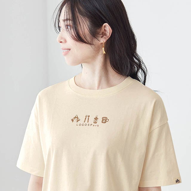 アウトドアアイテムを大人かわいいアイコン風デザインで並べたプリント