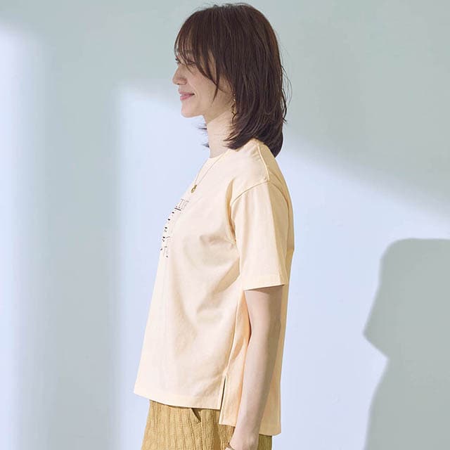 ゆったりシルエットと裾の前後差が体型をカバー