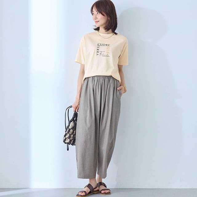 きれいめの素材や計算された大人のためのシルエットだからカジュアルなパンツとも相性バツグン