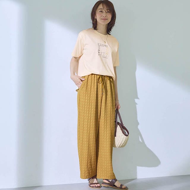 肌離れの良いジャカード素材が叶える、洗練シルエットのワイドパンツ