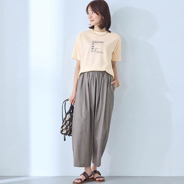 さらり、軽やか。風が抜けるバレルパンツ
