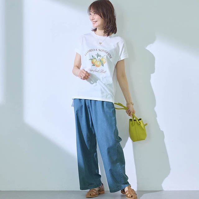 落ち感の美しいシルエットが脚長効果を叶え、ウエスト部分のギャザーでお腹まわりもカバー
