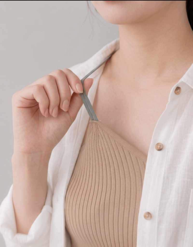 片手でサッと引き下げる授乳イメージ