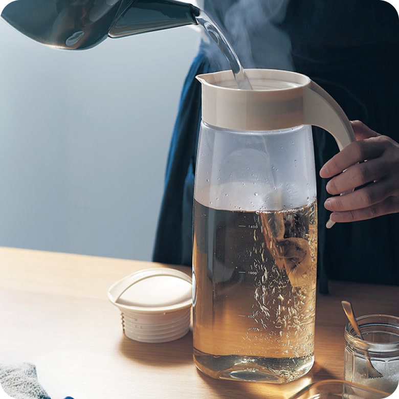 お湯も注げる縦横兼用メモリ付き冷水筒・麦茶ポット［日本製］