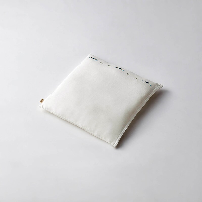 ホワイト(ブルー刺繍)／座布団カバー・同色2枚セット