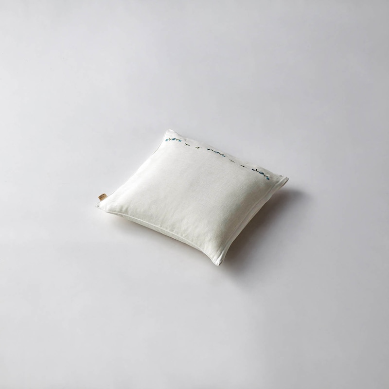ホワイト(ブルー刺繍)／クッションカバー・同色2枚セット