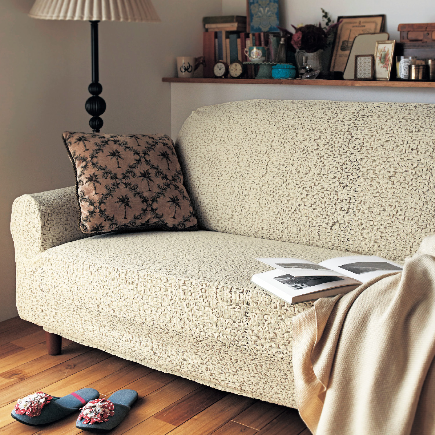 【ベルメゾン】横に伸びるレース柄の伸びるソファーカバー