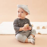 チャコール系星柄／モデル身長75cm・70サイズ着用