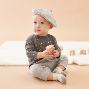 チャコール系星柄／モデル身長75cm・70サイズ着用