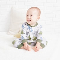 オフホワイト恐竜／モデル身長75cm・70サイズ着用
