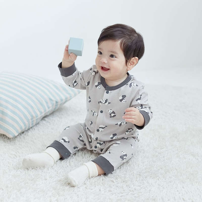 グレージュパンダ ／モデル身長70㎝・70サイズ着用