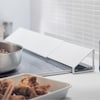 油はねや調味料の汚れ、ホコリから排気口をガードするスチール製の専用カバー伸縮するので幅に合わせて調節でき、汚れてもサッと洗えるからお手入れはラクチンどんなキッチンにもなじむシンプルなデザイン【タワー/