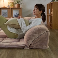 背もたれとラグが一体になった形で、腰から背中までを支えます