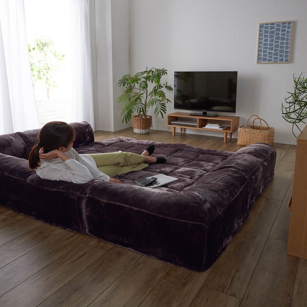 テレビを囲むように置くと家族みんなで鑑賞できる