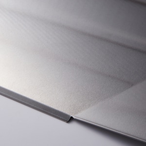 トレイは汚れが目立ちにくいヘアライン加工
