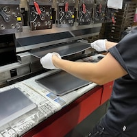 生産風景　1枚1枚折り曲げています（※商品は異なります）