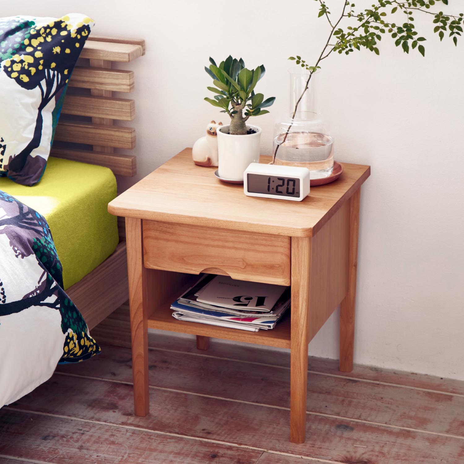 【ベルメゾン】アルダー材を使った引出し付きベッドサイドテーブル