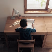 片付け上手な引出しがあるから、天板はいつも広々