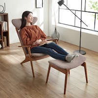 奥に傾いた座面と首元のクッションで、リラックスしてくつろげます（モデル身長　166cm）
