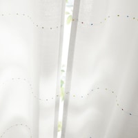 無地の白い生地の上に、ほのかに走る小さなぽんぽんの横ラインが人気のデザインです。