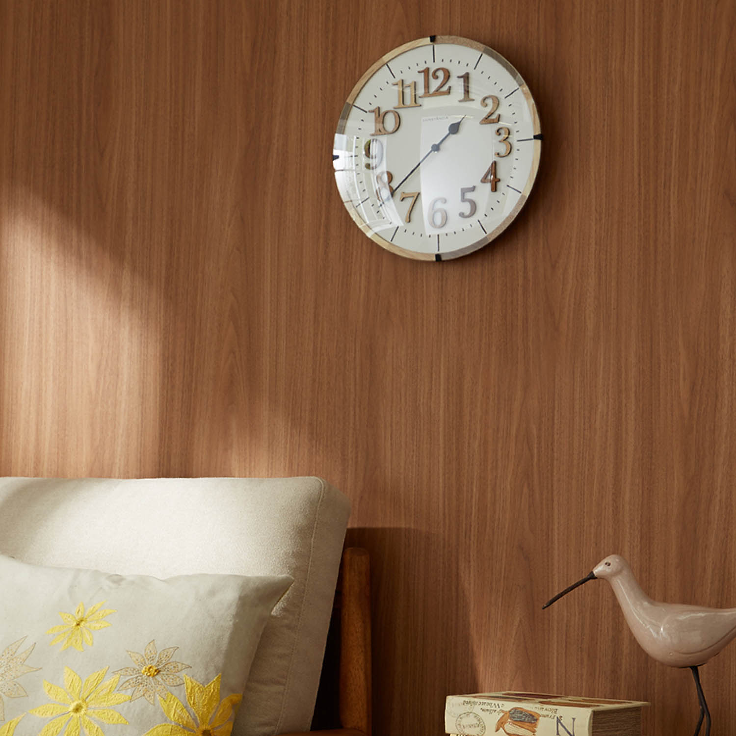 【ベルメゾン】文字が木目のシンプル掛け時計(電波時計)「Tiel」