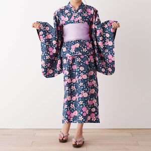 ネイビー系／モデル身長142cm・130～140サイズ着用