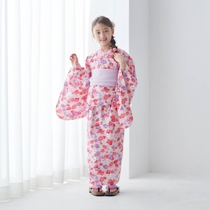 ピンク系／モデル身長127cm・130～140サイズ着用