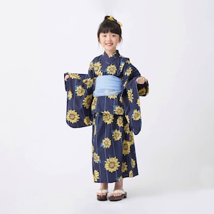 ネイビー（ひまわり）／モデル身長115cm・110～120サイズ着用