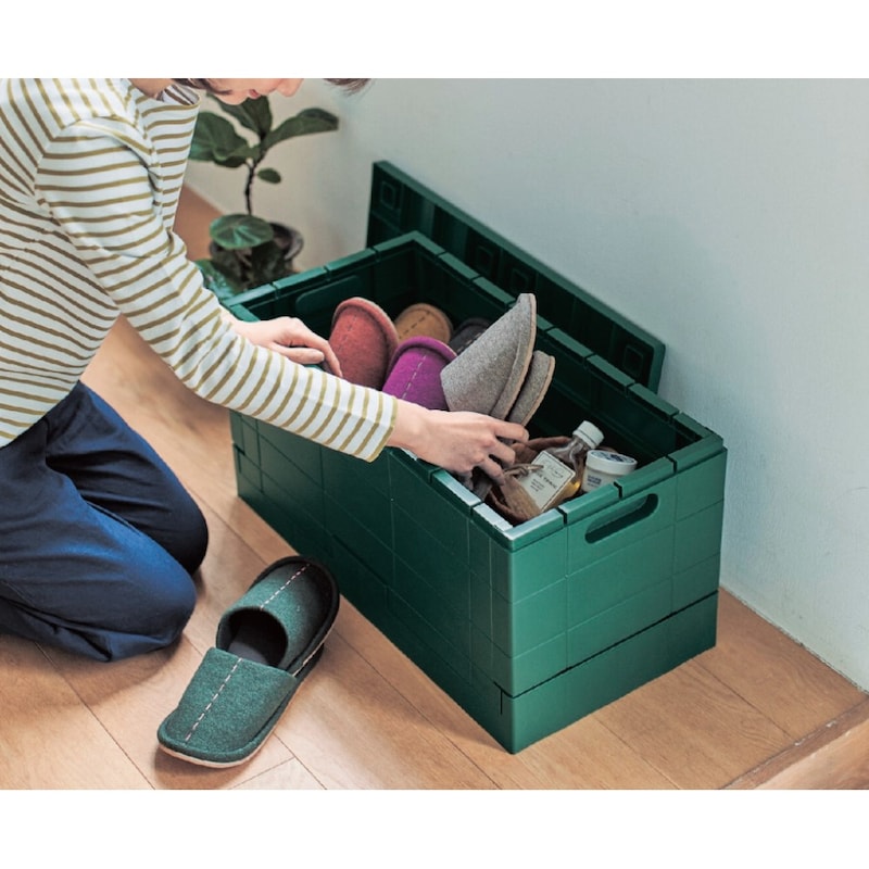 玄関に置いて防災グッズやスリッパを収納、ベンチとしても活躍します