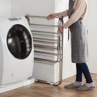 折りたたむと洗濯機の横などの隙間に収納できます