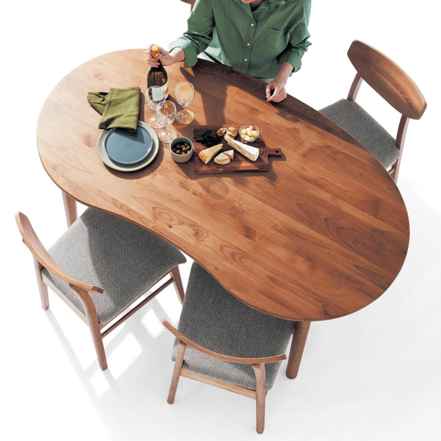 【ベルメゾン】アルダー材の変形ダイニングテーブル