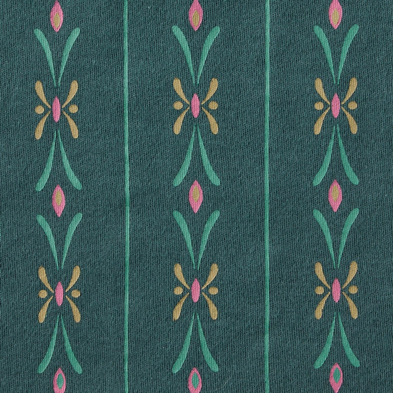 チュールの下のカットソーの柄もかわいいポイント／アナ