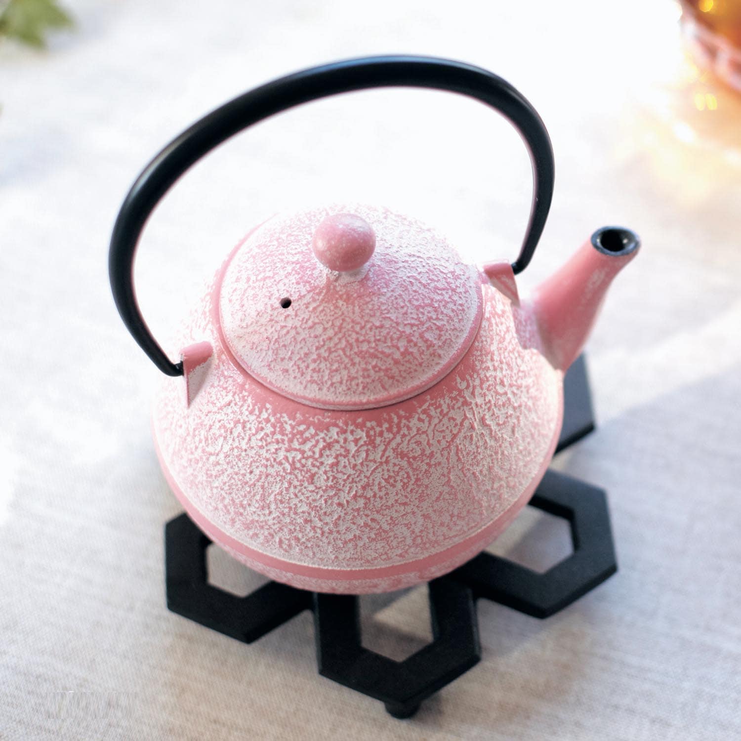 美品★南部鉄器の鉄瓶と鍋敷き　手まり 及春の南部鉄器 手まり0.8リットル 瓶敷セット（直火可）｜雑貨