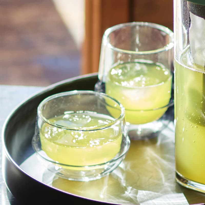 ティーカップ(左)、コーヒーカップ(右)