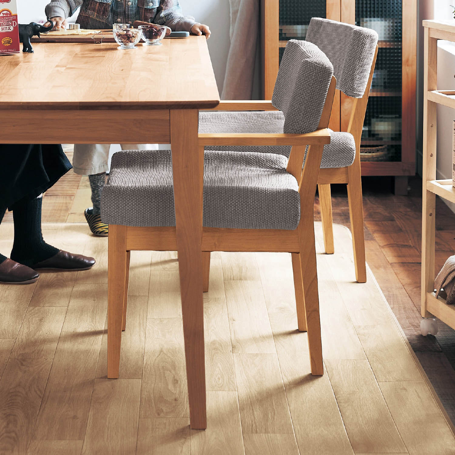 【ベルメゾン】あたたかみのあるアルダー材のダイニングチェア