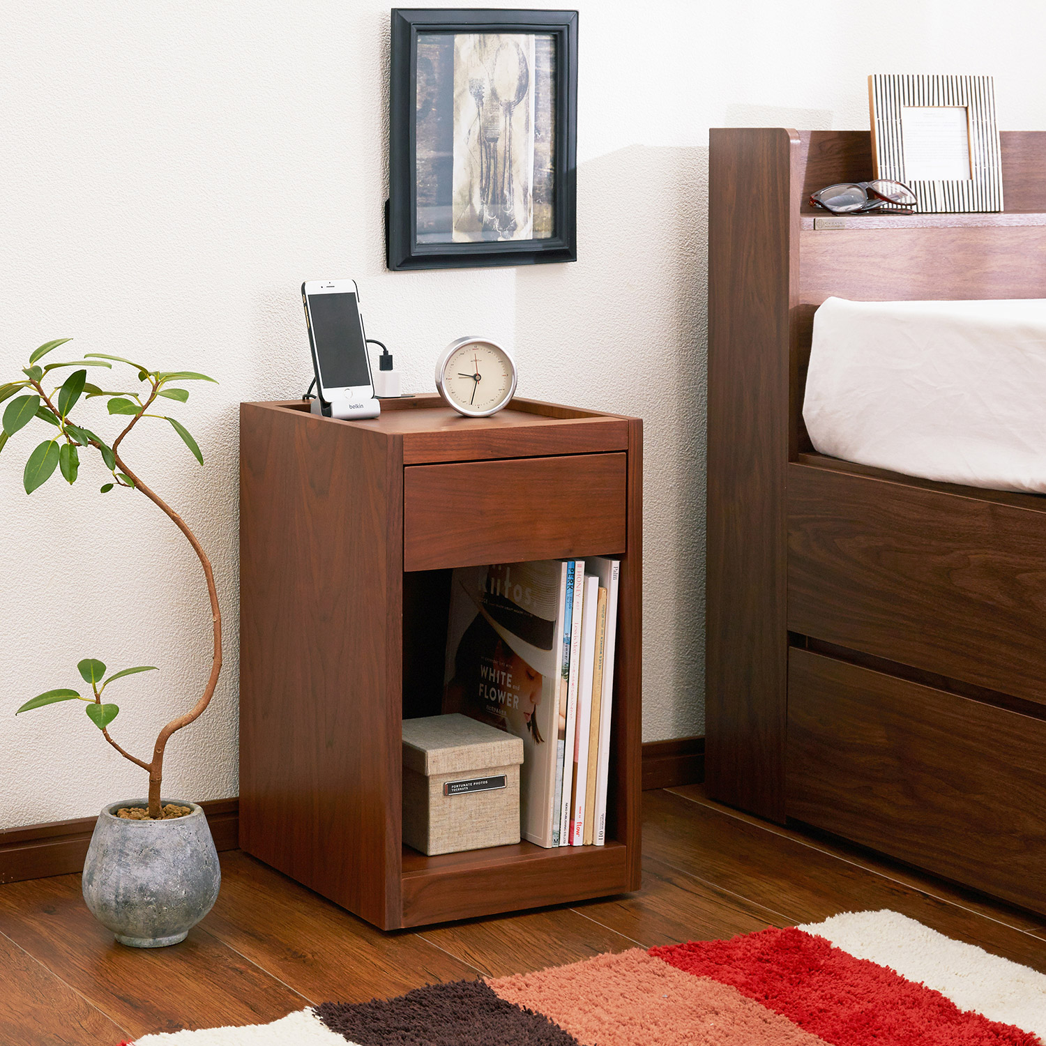 【ベルメゾン】ウォルナット材のベッドサイドテーブル