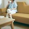 座る時は高い背もたれと肘置きにもたれて。