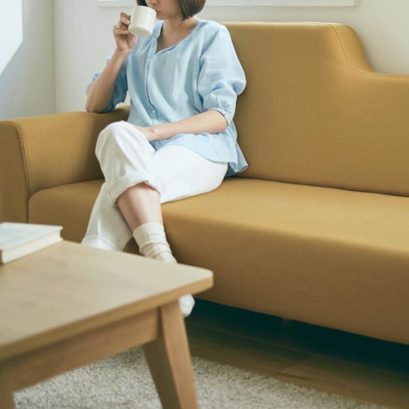 座る時は高い背もたれと肘置きにもたれて。